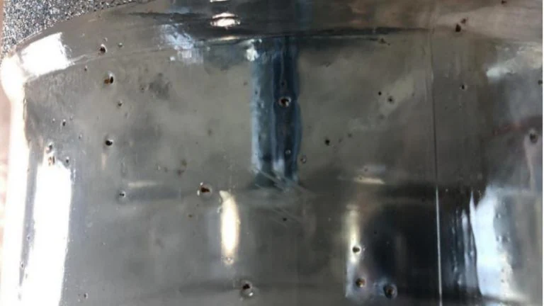 Detalle de la superficie interior de un molde de soplado