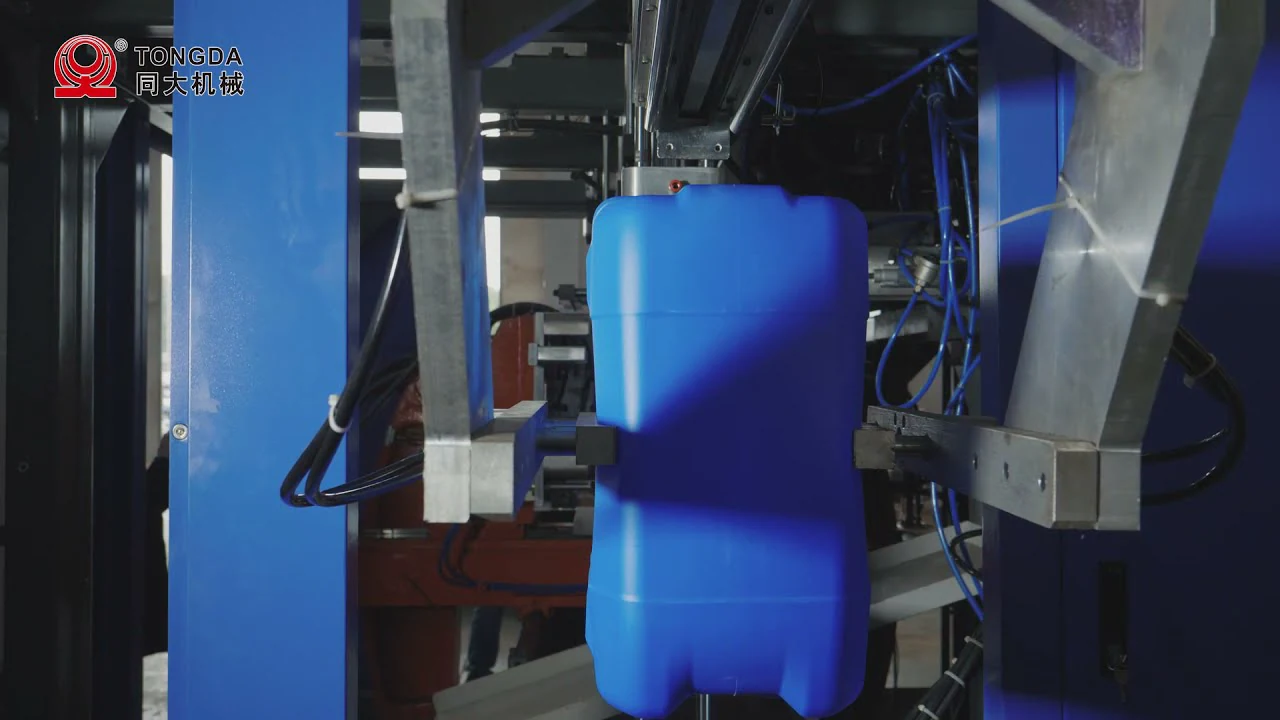 Bidón azul formándose en un molde de soplado
