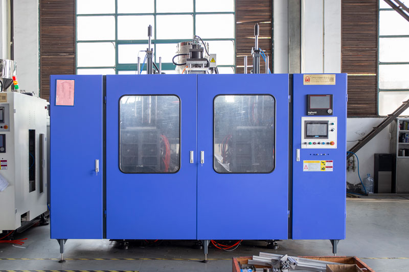 Máquina de extrusión-soplado azul con cabina cerrada