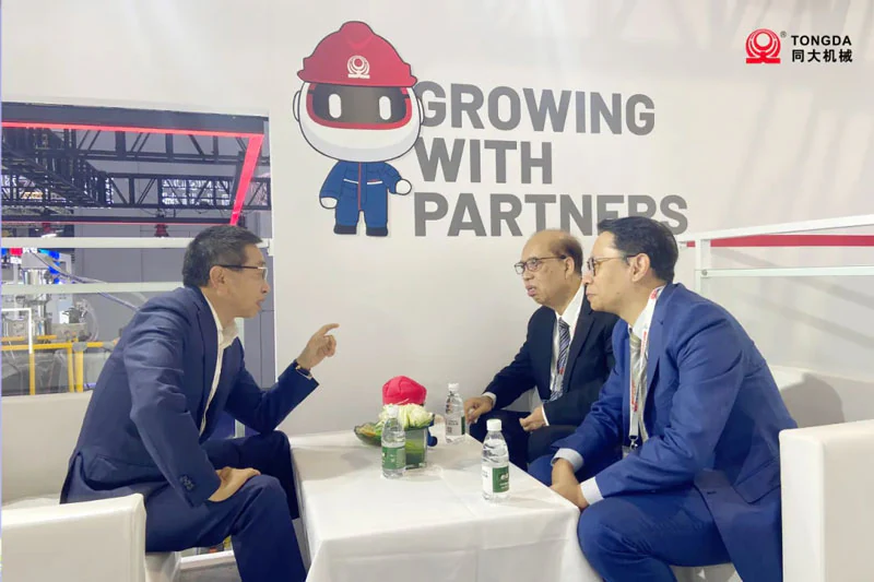 Socios de Tongda conversando sobre equipos en CHINAPLAS 2024