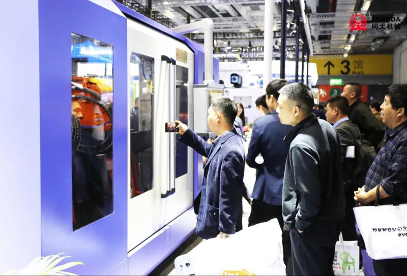 Visitantes revisando la máquina totalmente eléctrica HSE en CHINAPLAS 2024