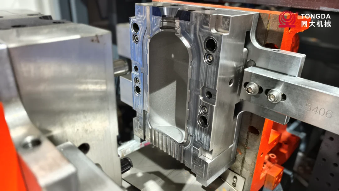 Molde abierto y zona de cierre durante la inspección de la máquina