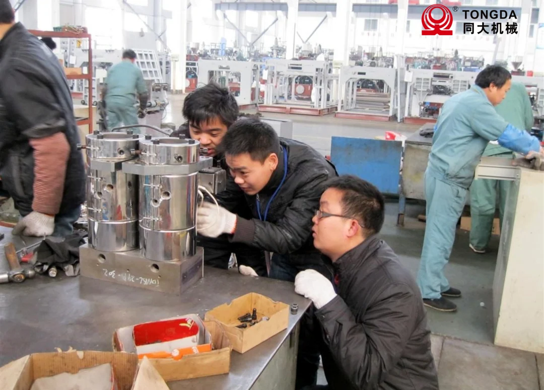 Ingenieros inspeccionando un molde de soplado